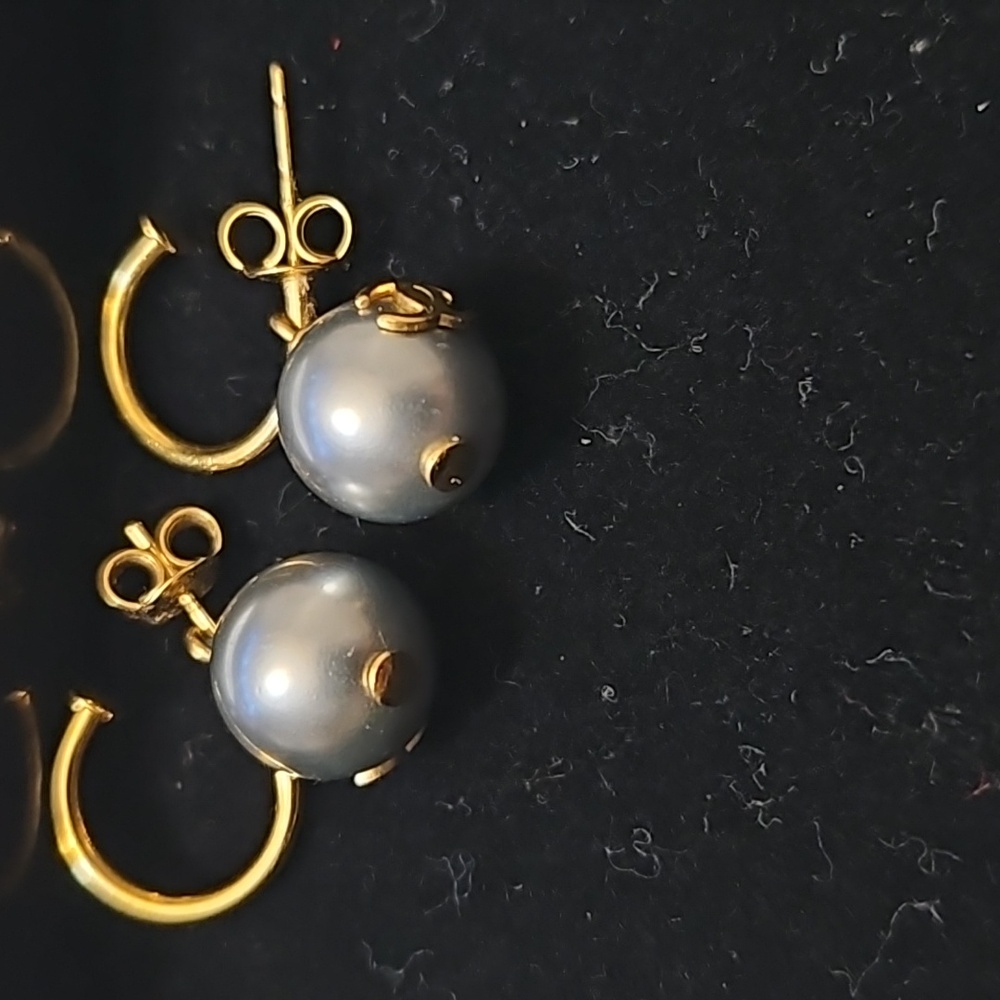 AUTHENTIC Chanel pearl earing - Picture 3 of 5